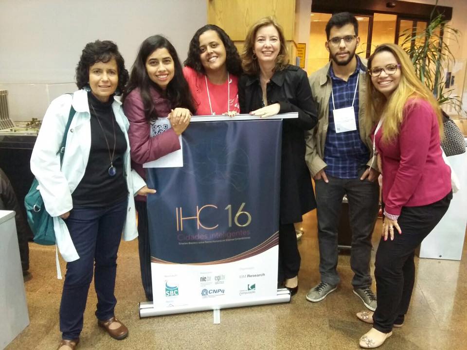 Placa do IHC 2016 rodeada por integrantes do NAU (Simone, Aline, Carolina, Cláudia Ferreira, Humberto e Pryscila