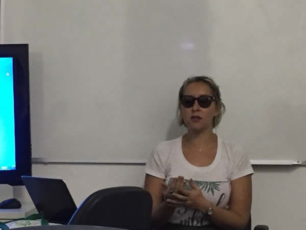 Mel palestrando na aula de acessibilidade