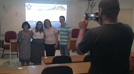 Tradicional fotografia da banca após aprovação da dissertação, capturada por um fotógrafo. Estão na foto: Simone, Priscyla, Renata e Sean